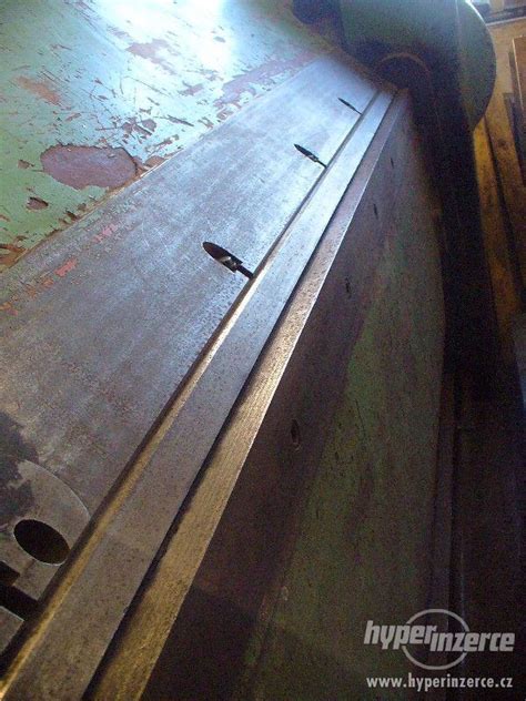 Detail uťahovacieho mechanizmu ohýbačky plechu