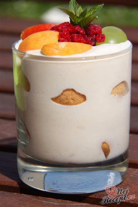 Misky s ovocným pyré a smoothie