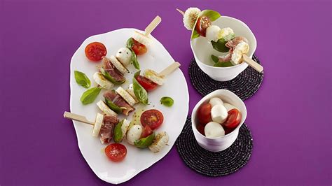 Syrové špízy s minimozzarellou, rajčinkami a bazalkou