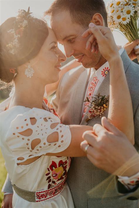 Stolová výzdoba s ľanovým obrusom a lúčnymi kvetmi v zaváraninových pohároch