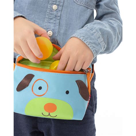 Detail uška na zásobníku Skip Hop Psík Bambino pripevneného na kočík