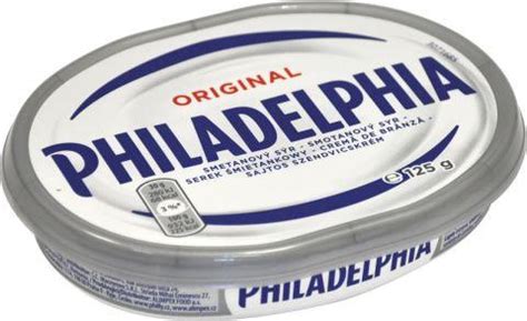 Detailný záber na krémový syr Philadelphia na čerstvom pečive