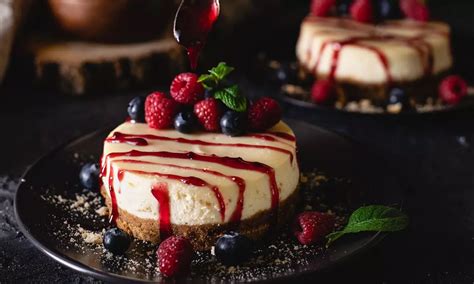 Čerstvo upečený cheesecake zdobený ovocím