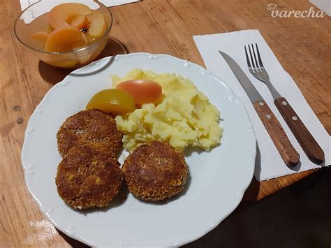čerstvo upečené mrkvové karbonátky na tanieri