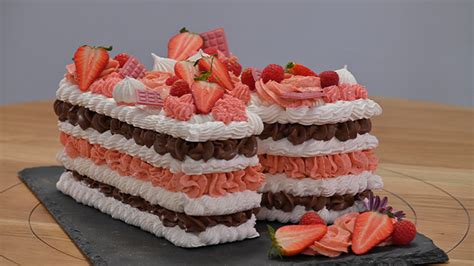 Retro penová torta s rôznymi krémami