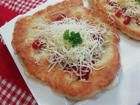 Čerstvé, zlatisté langoše pripravené na servírovanie