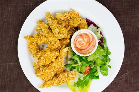 Ukážka denného menu s vyprážaným rezňom a zeleninovým šalátom