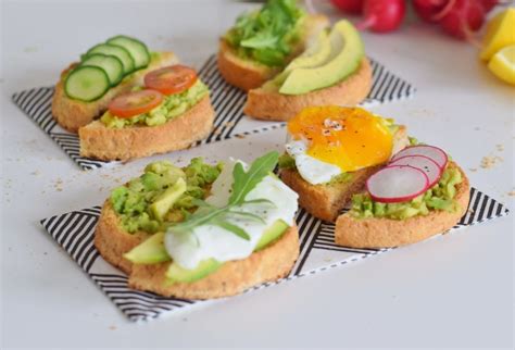 Zapečené toasty s avokádovou vajíčkovou nátierkou a parmezánom