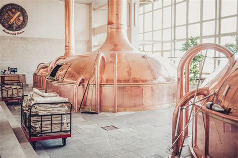 Interiér Novomestského Pivovaru s medenými varnými tankami