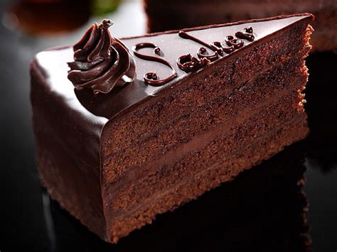 Sacher torta s marhuľovým džemom a čokoládovou polevou