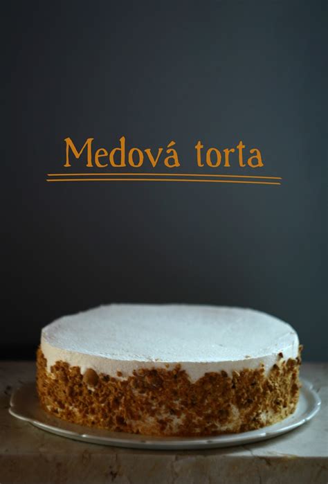 Medovníková torta s vrstvami medového cesta