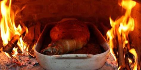 Príprava pečeného prasiatka v tradičnej tehlovej peci