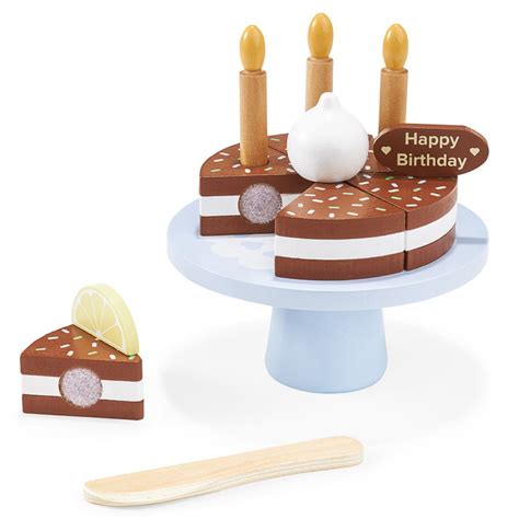 Drevená torta vyrobená z koliesok a ozdobená