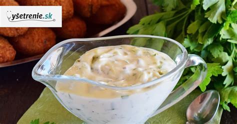 Tatárska omáčka v miske s prílohami