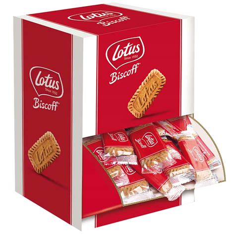 Lotus Biscoff sušienky vedľa šálky kávy
