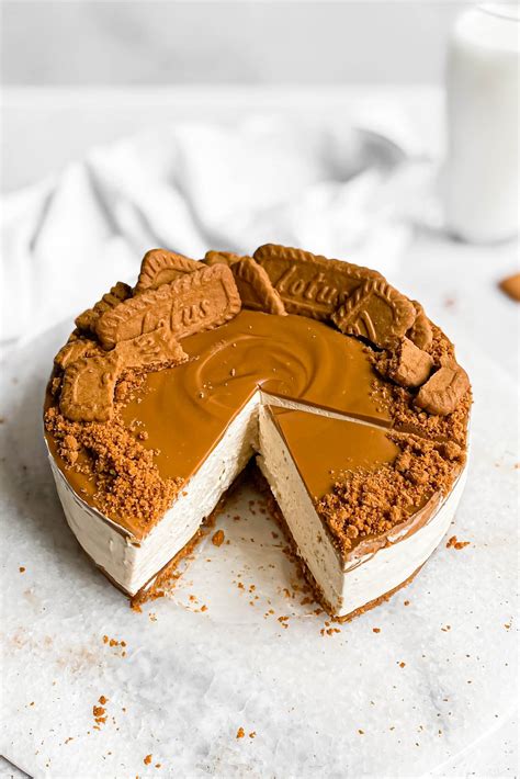 Gaštanový cheesecake ozdobený lotus sušienkami a gaštanmi