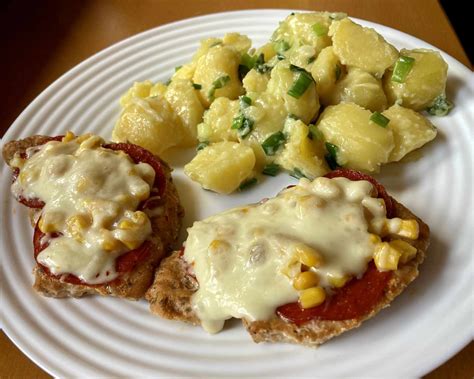 Zapekané rezne s cibuľou v zapekacej mise