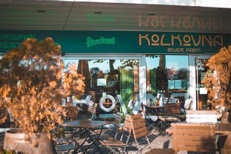 Interiér reštaurácie Kolkovna River Park s dôrazom na tradičný český štýl