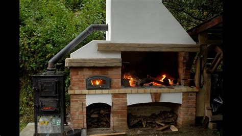 Záhradný gril s pecou na pizzu