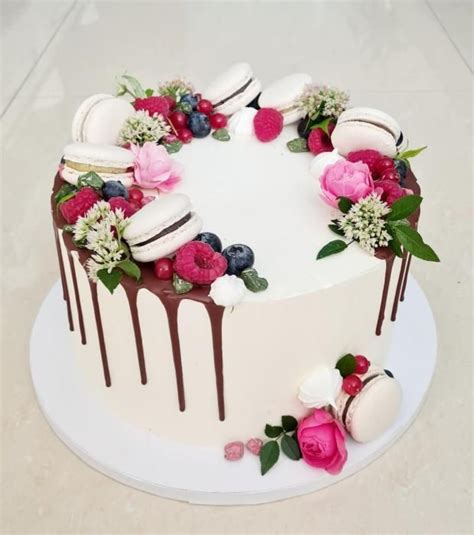 Hotová ozdobená narodeninová torta