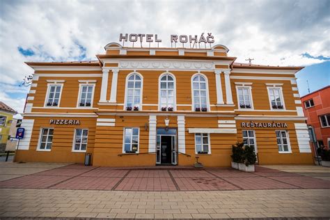 Pohľad na Hotel Roháč s vyznačeným parkoviskom pre hostí