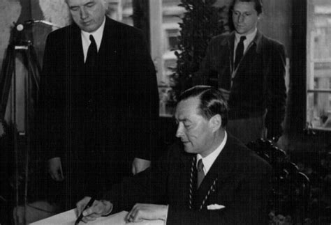 Policajné fotografie zadržanej spravodajkyne ORF Barbary Coudenhove-Kalergi