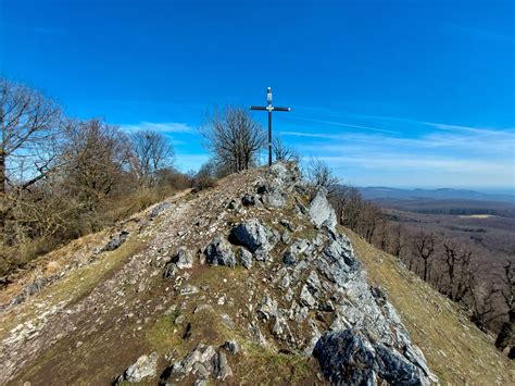 Panoramatický výhľad na Malé Karpaty a Záhorskú nížinu z vrchu Vysoká