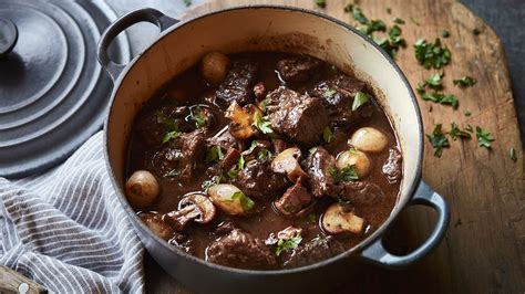 Pomalé dusenie hovädzieho mäsa na Boeuf Bourguignon