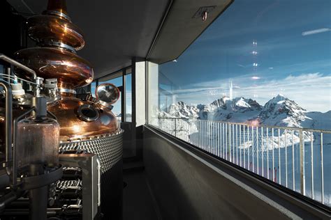 Interiér whisky destilérie ORMA na Piz Corvatschi