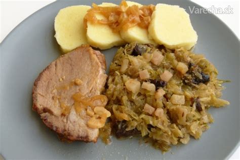 Dusená kyslá kapusta so sušenými slivkami