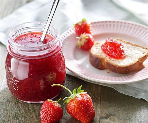 chutný jahodový džem na pečive