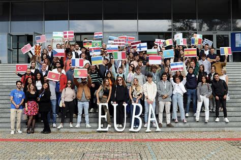 Logo Erasmus+ a študenti na výmennom pobyte