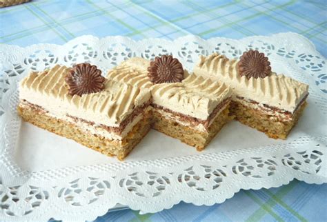Servírované kávové rezy s piškótami
