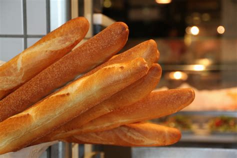 Tradičná francúzska bageta a croissanty
