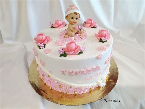 Torta pre dievčatko s ružovou dekoráciou na krstiny