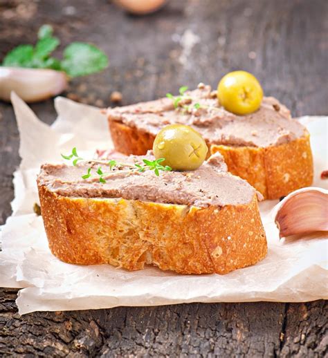 Servírovaná pečeňová paštéta na toaste s bylinkami