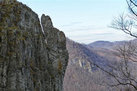 Fotografia zrúcaniny Vršatského hradu s panoramatickým výhľadom