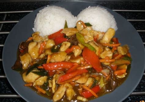 Misky s pripravenými ingredienciami pre Kung Pao: kuracie mäso, zelenina, arašidy, chilli