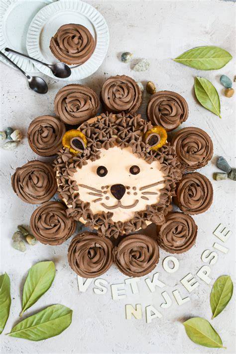 Torta v tvare leva s cupcakmi ako hrivou