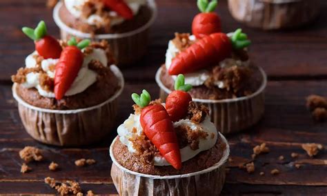 Upečené mrkvové muffiny s krémom a marcipánovými mrkvičkami