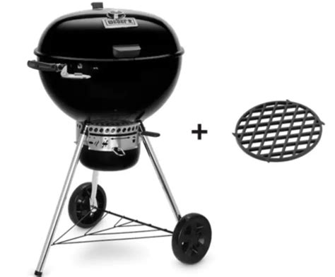 Gril Weber Master-Touch Premium v záhrade