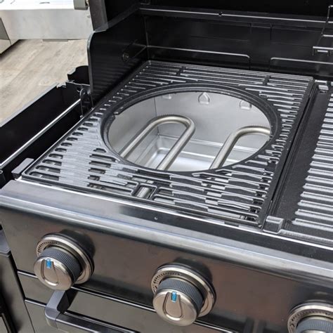 Plynový gril Campingaz 4 Series Onyx S v záhradnom prostredí