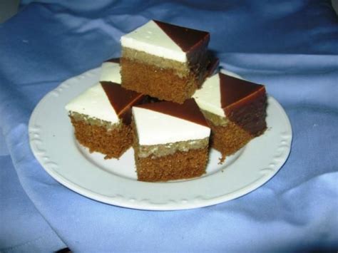 Hotová dvojfarebná orechová kocka nakrájaná na kúsky