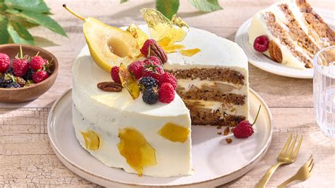 Slávnostná torta s hruškami a karamelom