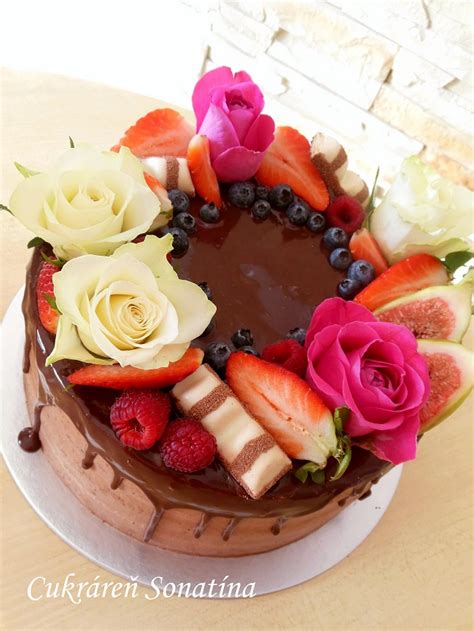 Detail ozdobenej čokoládovej torty s jedlými kvetmi