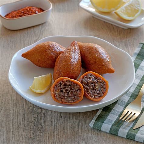 Turecké Içli Köfte na tanieri