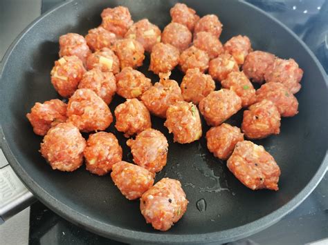 Mäsové guľky v teplovzdušnej fritéze s cestovinami a omáčkou