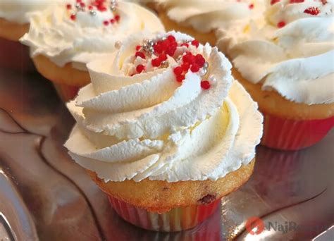 Hotové vanilkové muffiny s krémom