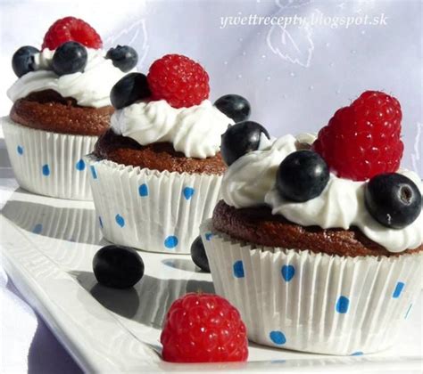Farebné muffiny s krémom na oslavu