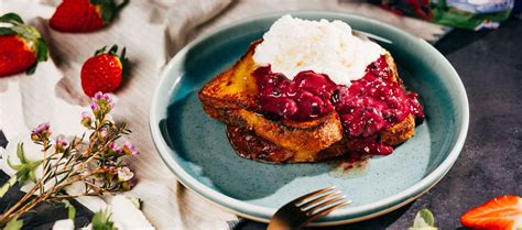 Servírovaný francúzsky toast s ovocím a sirupom